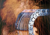 Stalowe prowadniki kablowe od TSUBAKI KABELSCHLEPP – zrównoważony standard dla wymagających środowisk pracy Prowadniki stalowe są odporne na ekstremalne temperatury, dzięki czemu doskonale sprawdzają się w zastosowaniach takich jak piece przemysłowe, odlewnie, zakłady galwaniczne czy elektrownie. Zdjęcie: TSUBAKI KABELSCHLEPP