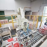 Robot Kawasaki paletyzuje materiały budowlane i zwiększa wydajność produkcji w firmie Siniat sucha zabudowa wnętrz