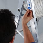 Okresowe kontrole techniczne drabin wykorzystywanych w miejscu pracy. Jakie uprawnienia są wymagane?