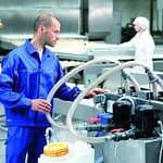 Raport: 14% polskich firm zwiększy liczbę zatrudnionych, 3% będzie zwalniać zatrudnienie w przemyśle