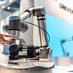 Roboty i pieniądze – różne formy finansowania robotyzacji Cobot UR10e