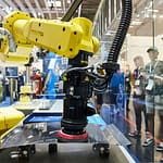 Fabryki otwierają się na roboty