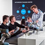 Universal Robots przedstawia UR8 Long: zaprojektowany do wykonywania najbardziej wymagających zadań automatyzacji w ograniczonej przestrzeni Akademii Universal Robots