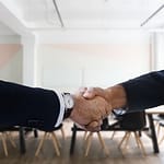 33% firm w Polsce chce zatrudniać nowych pracowników, a 49% nie planuje żadnych zmian personalnych. O zwolnieniach myśli 16% pracodawców znad Wisły zatrudniać nowych pracowników