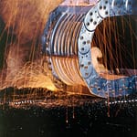 Stalowe prowadniki kablowe od TSUBAKI KABELSCHLEPP – zrównoważony standard dla wymagających środowisk pracy Prowadniki stalowe są odporne na ekstremalne temperatury, dzięki czemu doskonale sprawdzają się w zastosowaniach takich jak piece przemysłowe, odlewnie, zakłady galwaniczne czy elektrownie. Zdjęcie: TSUBAKI KABELSCHLEPP