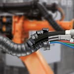 Kompletne rozwiązania do robotów spawalniczych: gotowe do użycia zestawy dress-pack firmy igus, przystosowane do szybkiej wymiany Kompletne rozwiązania do robotów spawalniczych: