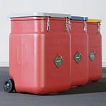 Jak bezpiecznie transportować i składować brudne czyściwa? MEWA ma rozwiązanie. Brudne czyściwa