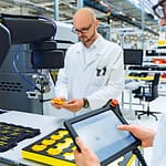 Produkcja przemysłowa: W I kwartale 2022 roku ponad połowa pracodawców chce zwiększyć zatrudnienie Bezpieczna współpraca człowieka z robotem