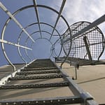 Jak montować drabiny pionowe, by zapewnić bezpieczeństwo użytkownikom i zachować kondycję elewacji? Jak montować drabiny pionowe