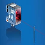 W punkcie. Miniaturowe czujniki laserowe serii O300 do precyzyjnego wykrywania bardzo małych obiektów i szczelin czujniki optyczne z serii O300