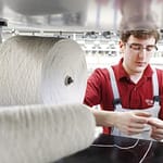 Jak powstają trwałe i wydajne czyściwa MEWA? Testowanie właściwości przędzy i czy-ściw w ekstremalnych warunkach trwałe i wydajne czyściwa MEWA