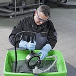 Jak efektywnie czyścić części maszyn? Ekologiczna myjka MEWA Bio-Circle Jak efektywnie czyścić części maszyn