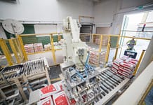 Robot Kawasaki paletyzuje materiały budowlane i zwiększa wydajność produkcji w firmie Siniat sucha zabudowa wnętrz