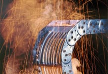 Stalowe prowadniki kablowe od TSUBAKI KABELSCHLEPP – zrównoważony standard dla wymagających środowisk pracy Prowadniki stalowe są odporne na ekstremalne temperatury, dzięki czemu doskonale sprawdzają się w zastosowaniach takich jak piece przemysłowe, odlewnie, zakłady galwaniczne czy elektrownie. Zdjęcie: TSUBAKI KABELSCHLEPP