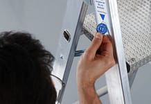 Okresowe kontrole techniczne drabin wykorzystywanych w miejscu pracy. Jakie uprawnienia są wymagane?