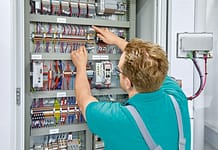 Przejrzyste okablowanie z modułowymi złączkami szynowymi PTV zapewnia doskonały przegląd szafy sterowniczej PTV