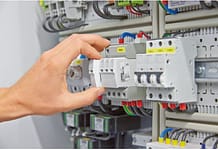 Ograniczniki przepięć – konserwacja, przegląd i certyfikaty