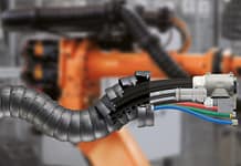 Kompletne rozwiązania do robotów spawalniczych: gotowe do użycia zestawy dress-pack firmy igus, przystosowane do szybkiej wymiany Kompletne rozwiązania do robotów spawalniczych: