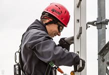 Innowacyjne urządzenia samozaciskowe Honeywell czynią wspinaczkę po drabinie wygodniejszą i bezpieczniejszą Innowacyjne urządzenia samozaciskowe