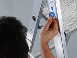 Okresowe kontrole techniczne drabin wykorzystywanych w miejscu pracy. Jakie uprawnienia są wymagane?