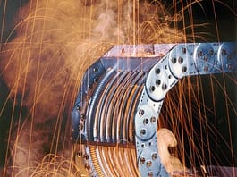 Stalowe prowadniki kablowe od TSUBAKI KABELSCHLEPP – zrównoważony standard dla wymagających środowisk pracy Prowadniki stalowe są odporne na ekstremalne temperatury, dzięki czemu doskonale sprawdzają się w zastosowaniach takich jak piece przemysłowe, odlewnie, zakłady galwaniczne czy elektrownie. Zdjęcie: TSUBAKI KABELSCHLEPP