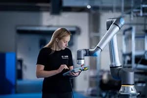 Polska produkcja robotyzuje się krok po kroku. AI na radarze firm produkcyjnych. Universal Robots podsumowuje rok 2025 w Polsce