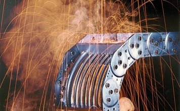 Stalowe prowadniki kablowe od TSUBAKI KABELSCHLEPP – zrównoważony standard dla wymagających środowisk pracy Prowadniki stalowe są odporne na ekstremalne temperatury, dzięki czemu doskonale sprawdzają się w zastosowaniach takich jak piece przemysłowe, odlewnie, zakłady galwaniczne czy elektrownie. Zdjęcie: TSUBAKI KABELSCHLEPP