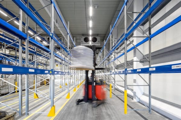 oświetlenie fabryk Światło a BHP w przemyśle