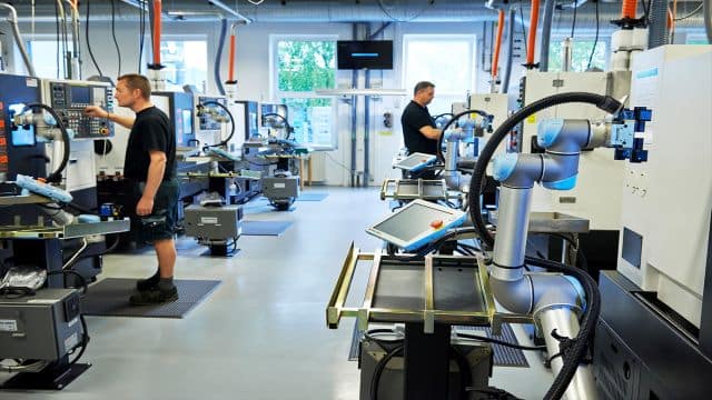 Universal_Robots_UR5_firma_Trelleborg Robotyzacja w Europie Środkowo-Wschodniej i w Polsce