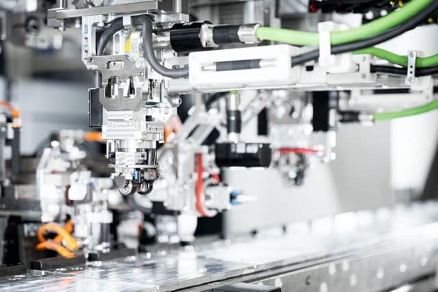 1715162617brushless-motor-compact-automation-stiwa-header Średni