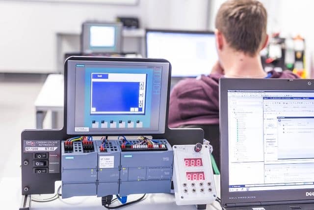 specjalista specjalistą z programowania sterowników