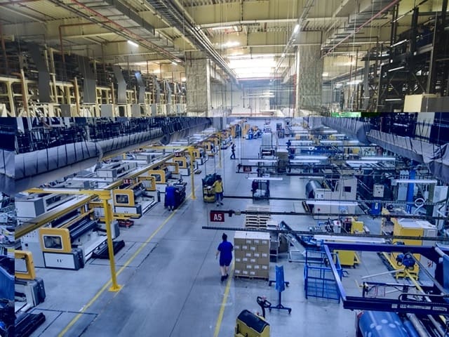 Cedo_fabryka_m Średni różnorodne zespoły na produkcji